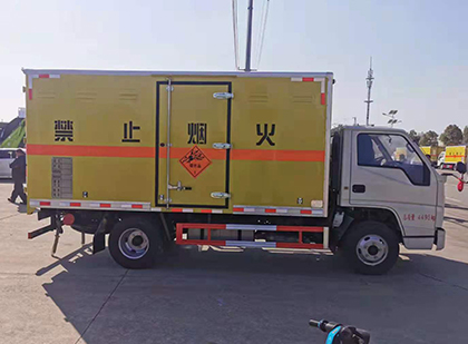 酒泉爆破器材运输车工人安全操作规范与智能技术保障